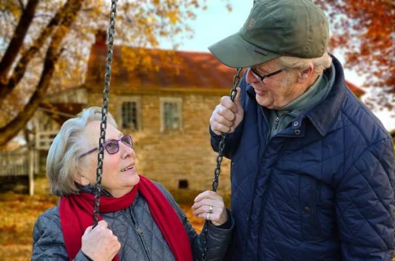 Personnes âgées : 3 conseils pour choisir la téléassistance mobile adéquate