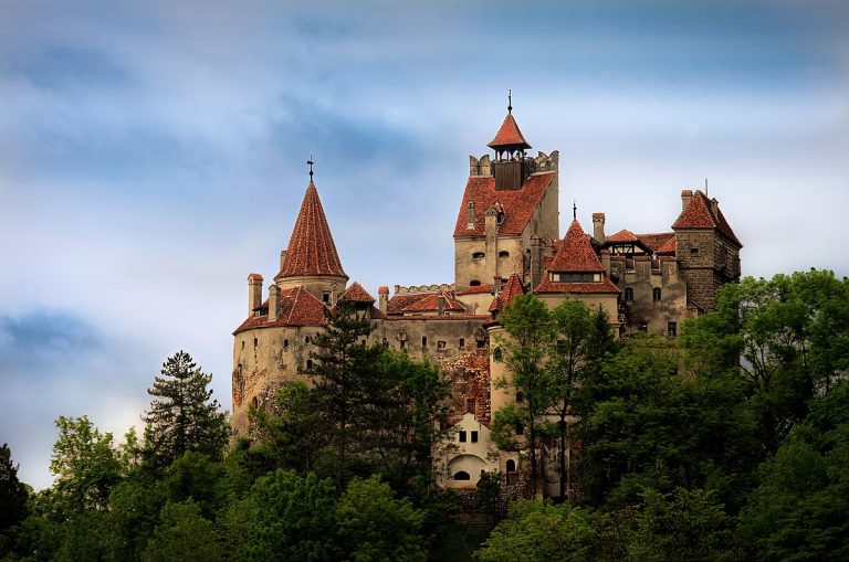 Visiter le Château de Bran : Découvrez Son Histoire et Ses Secrets !