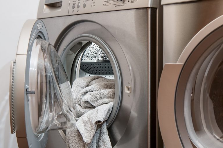 Linge toujours sale après lavage en machine : que faire ?